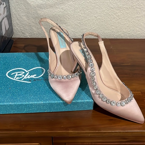 Cici Pointed-Toe Slingback Evening Pumps | Size 7 | Nude - Picture 1 of 7